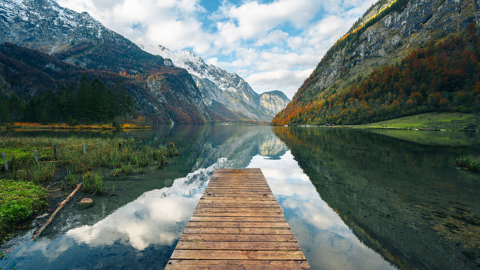 Königssee mit Steg und Spiegelung der Berge