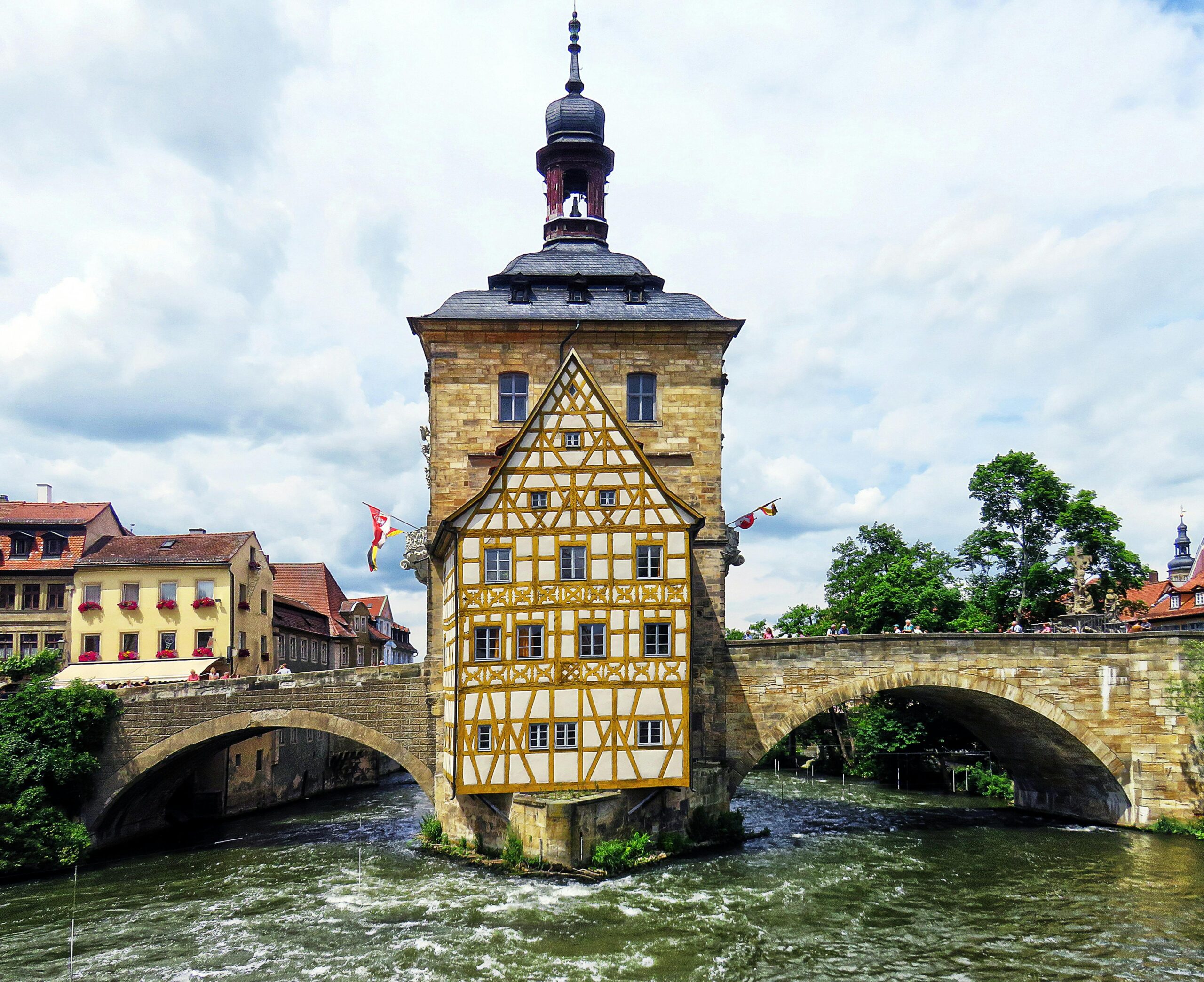 Bambergs Altes Rathaus auf der Brücke über die Regnitz – historisches Wahrzeichen in der Altstadt